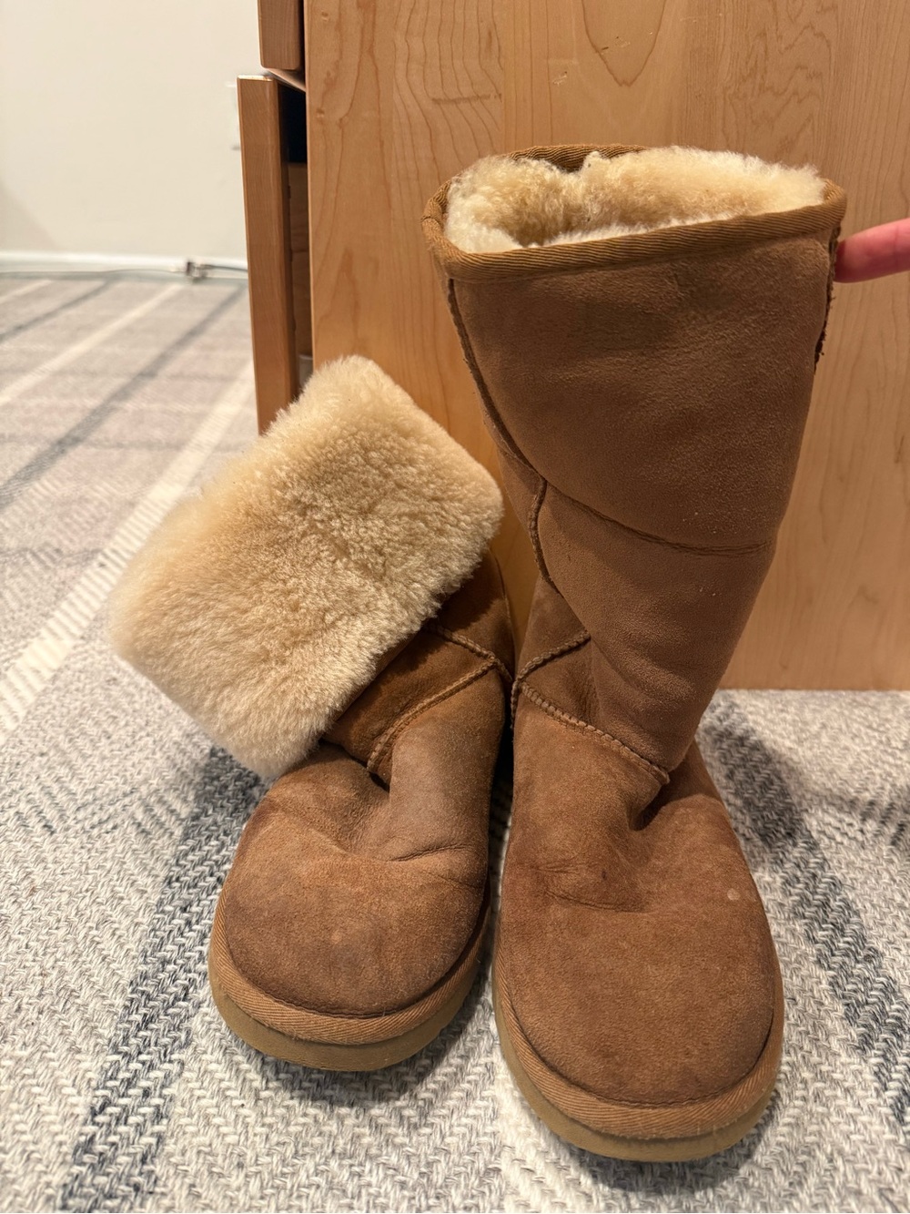 Uggs: Shearling-Lined Suede Winter Boots in Chestnut Brown